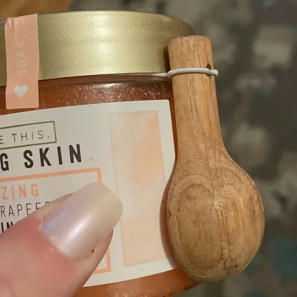 Glowing Skin Revitalizing Vanilla Grapefruit Exfoliating Scrub w/Measuring Spoon - Picture 3 of 4